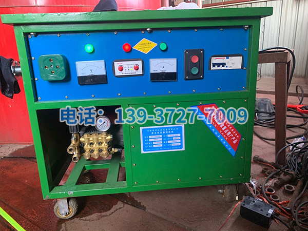 山西省应县糠醛厂沈厂长与河南都市机械共同研究开发出来了新型WT-358A型废水蒸发器清洗机